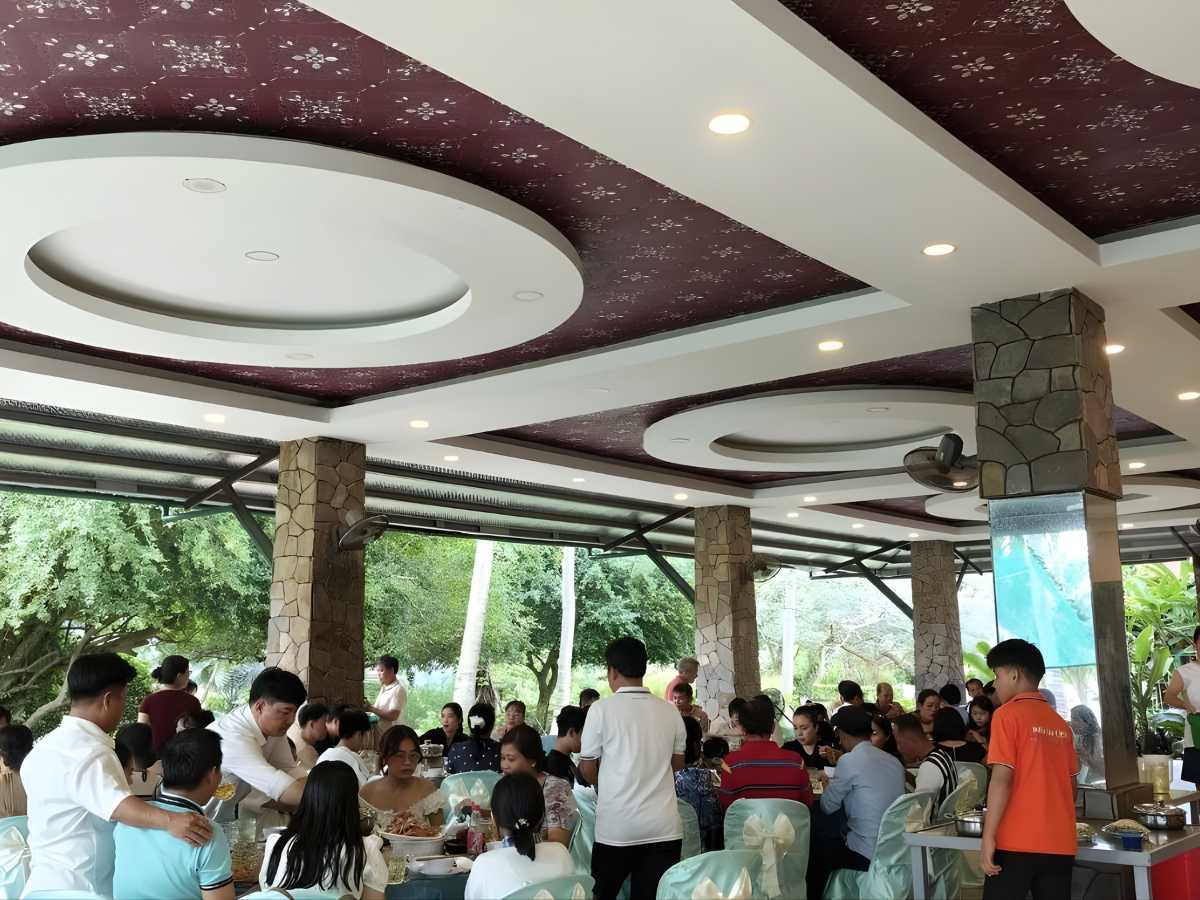 Một ngày tại Mũi Nai diễn ra nhẹ nhàng, bằng nghỉ ngơi và sinh hoạt.