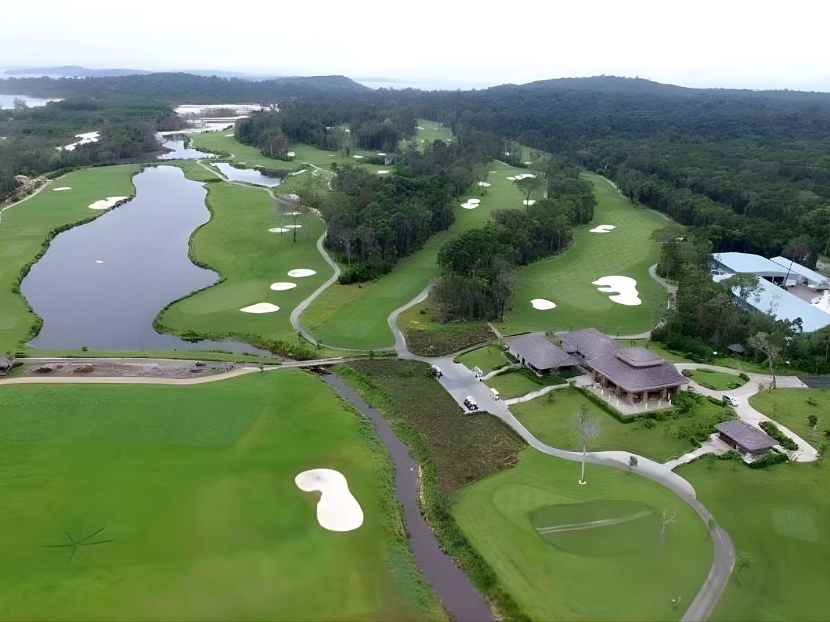 Sân Eschuri Vung Bau Golf là điểm dừng thư giãn cho những ai yêu thích sự vận động nhẹ nhàng.