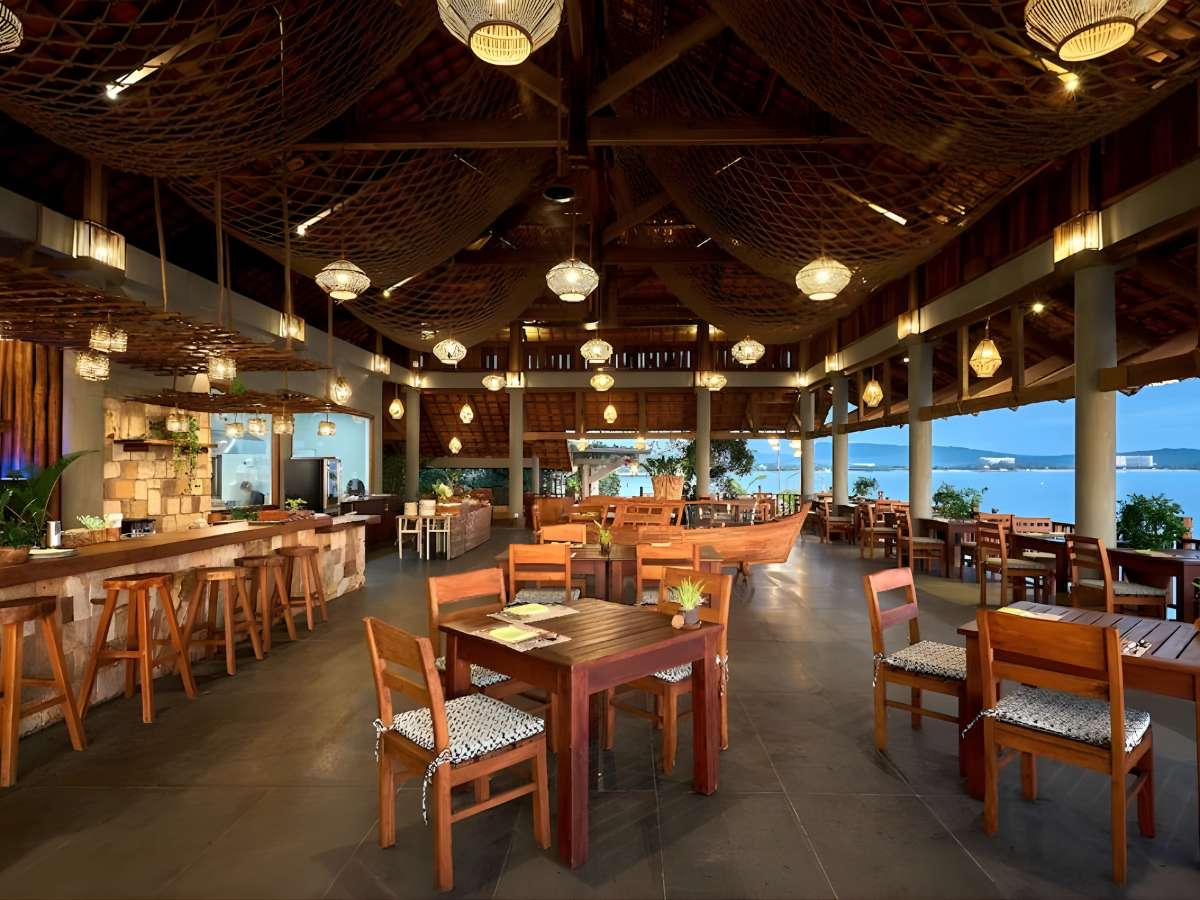 Bố cục nội thất hướng biển giúp thực khách tận hưởng trọn vẹn khung cảnh Phú Quốc.