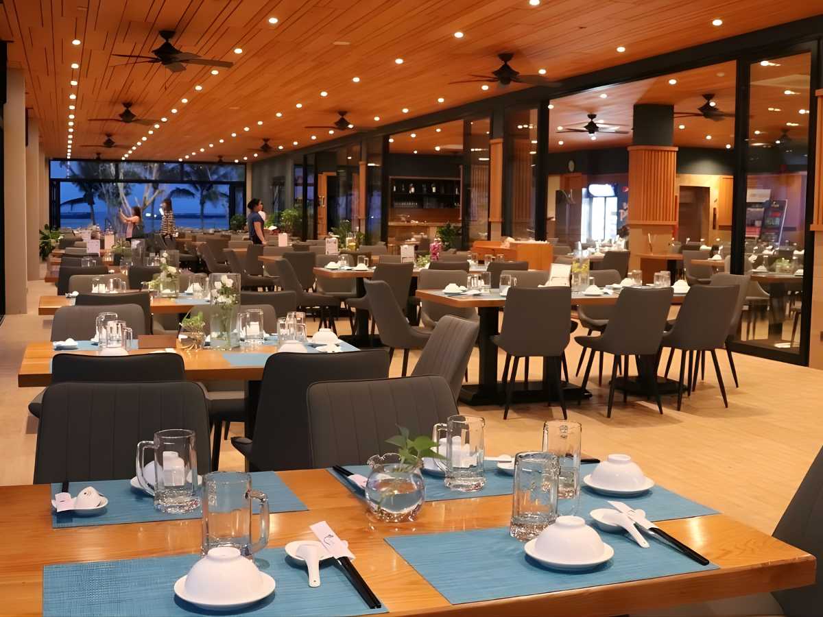 Không gian bàn ghế Ocean Bay được bố trí hướng biển, tạo cảm giác thư giãn và thoáng đãng.