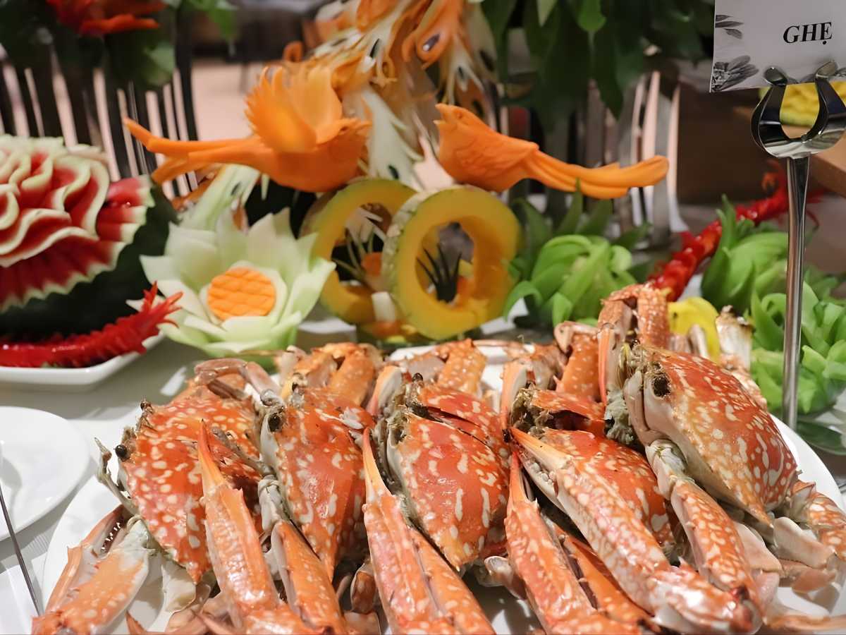 Hải sản tươi sống được chế biến tinh tế, phản ánh rõ nét hương vị ẩm thực biển đảo.