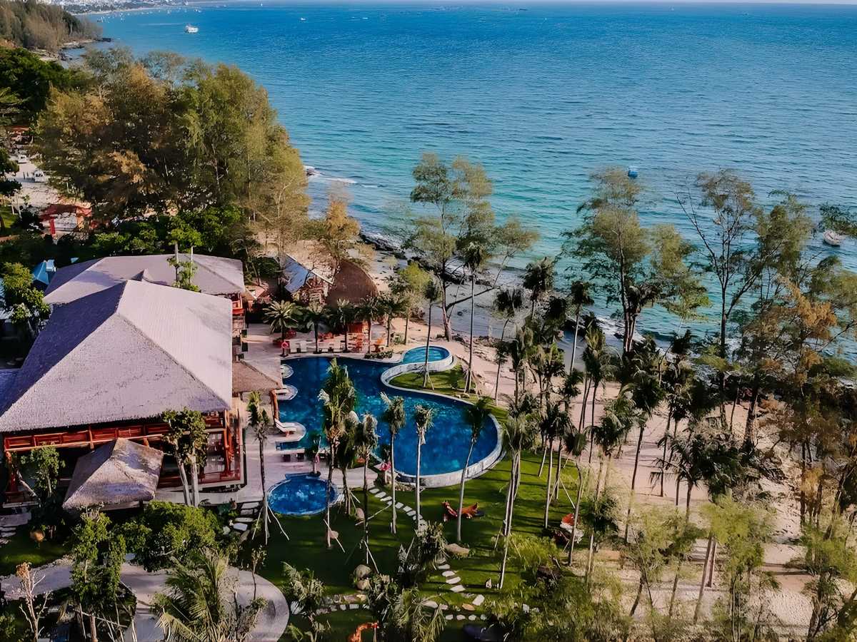 Ocean Bay Restaurant nằm ven biển Phú Quốc, không gian mở hài hòa giữa thiên nhiên biển xanh.