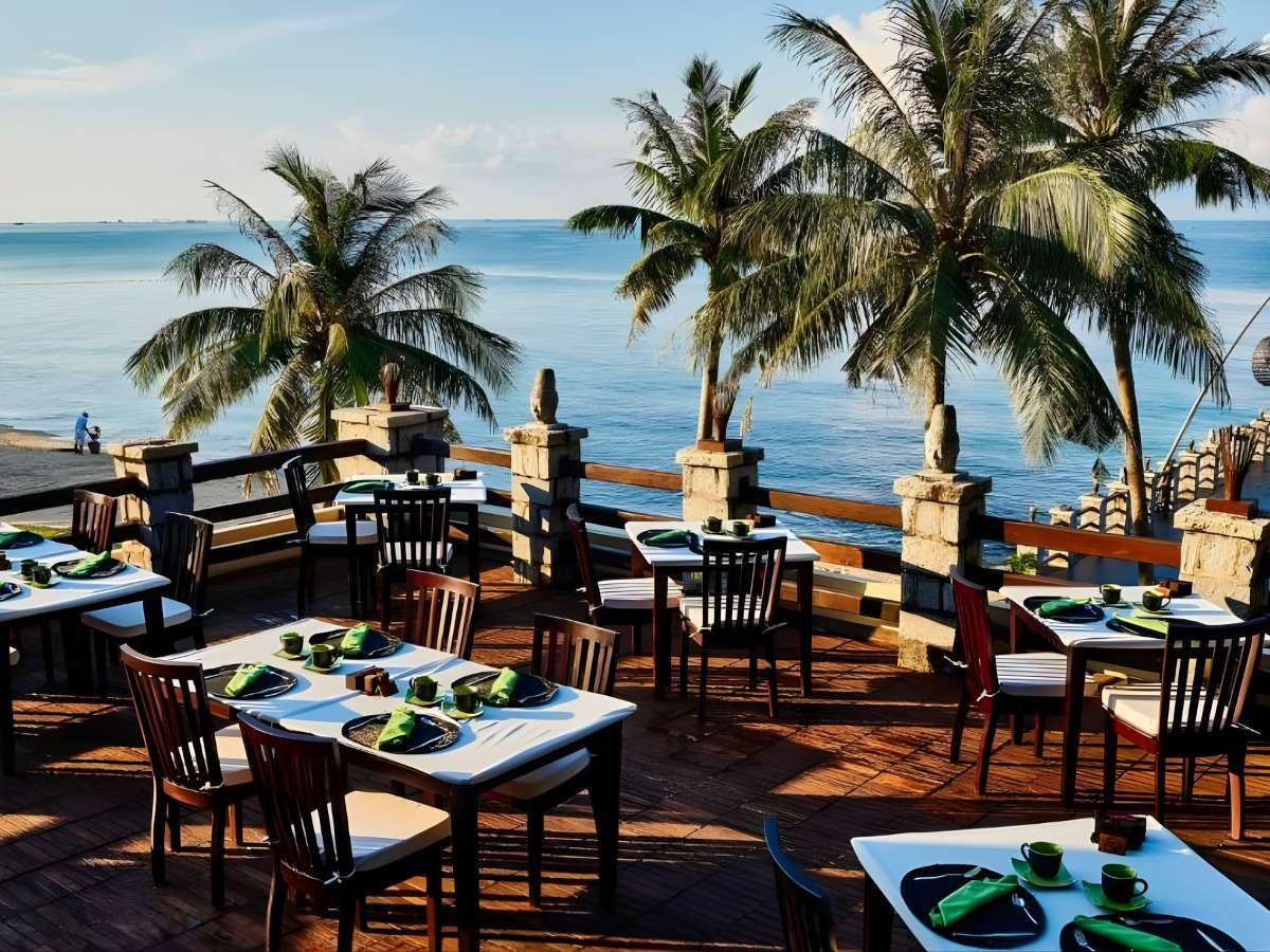Khu vực phục vụ ngoài trời tại Chen Sea tạo cảm giác gần gũi thiên nhiên.