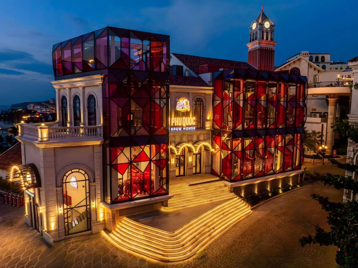 Phu Quoc Brew House là điểm dừng chân giải trí sôi động vào buổi tối.