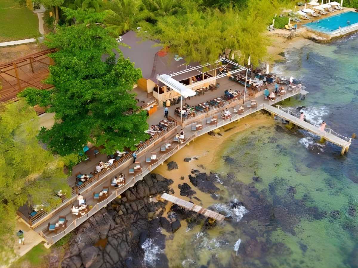 Không gian Camia Restaurant mở ra hướng biển Ông Lang, tạo cảm giác thư giãn tự nhiên.