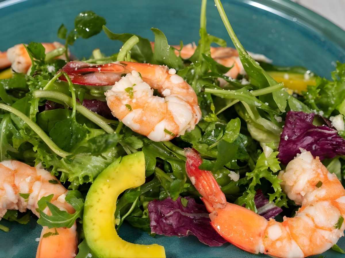 Các món hải sản tươi tại Camia Restaurant được trình bày hài hòa, giàu tính địa phương.
