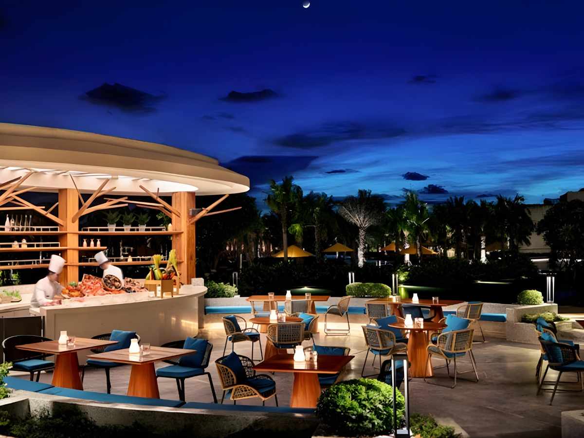 Khu ẩm thực Pullman Phú Quốc mang phong cách hiện đại, mở ra không gian dùng bữa thư giãn.