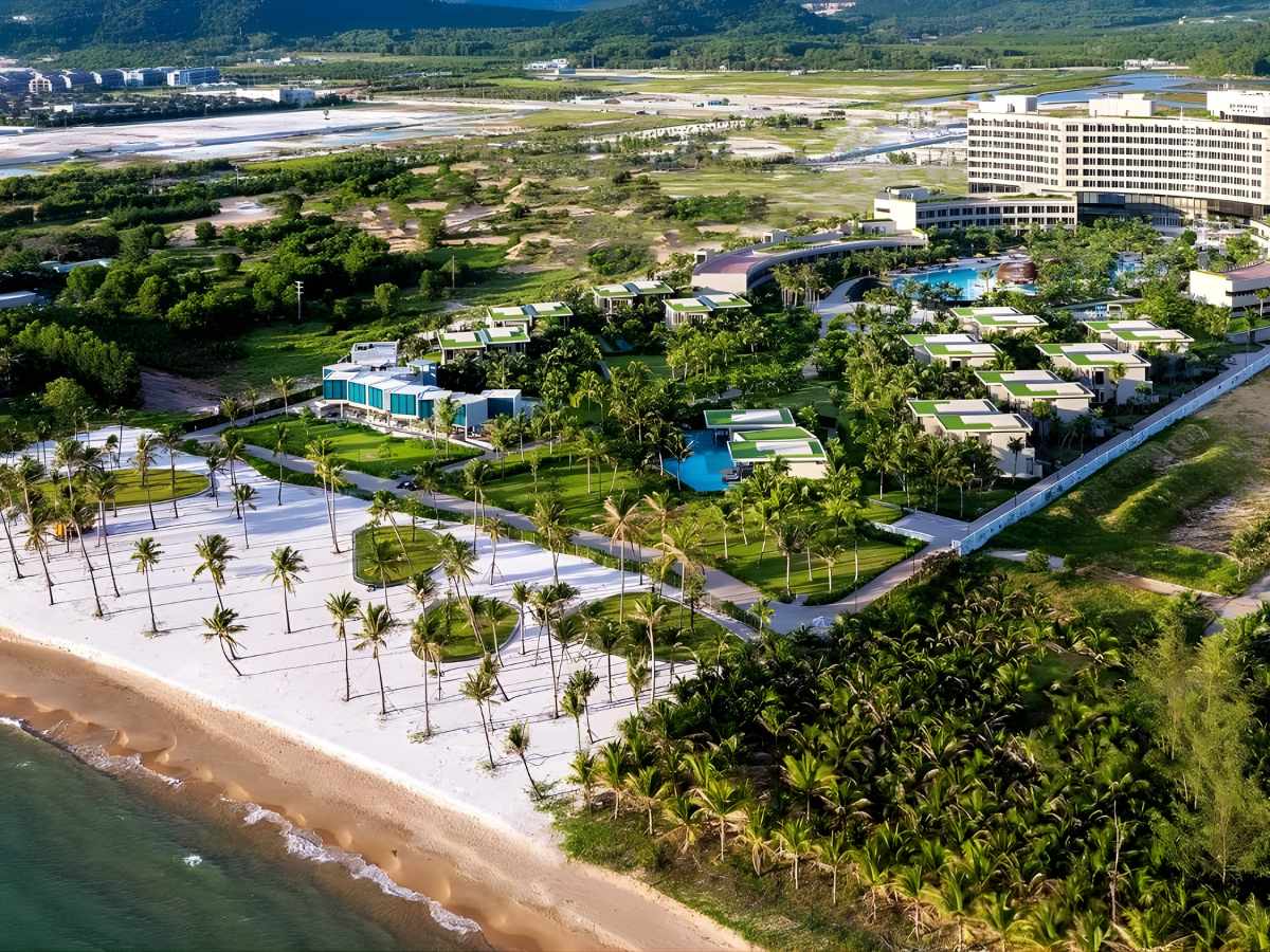 Không gian nghỉ dưỡng Pullman Phú Quốc mở rộng ven biển, kết nối hài hòa giữa kiến trúc và thiên nhiên Bãi Trường.