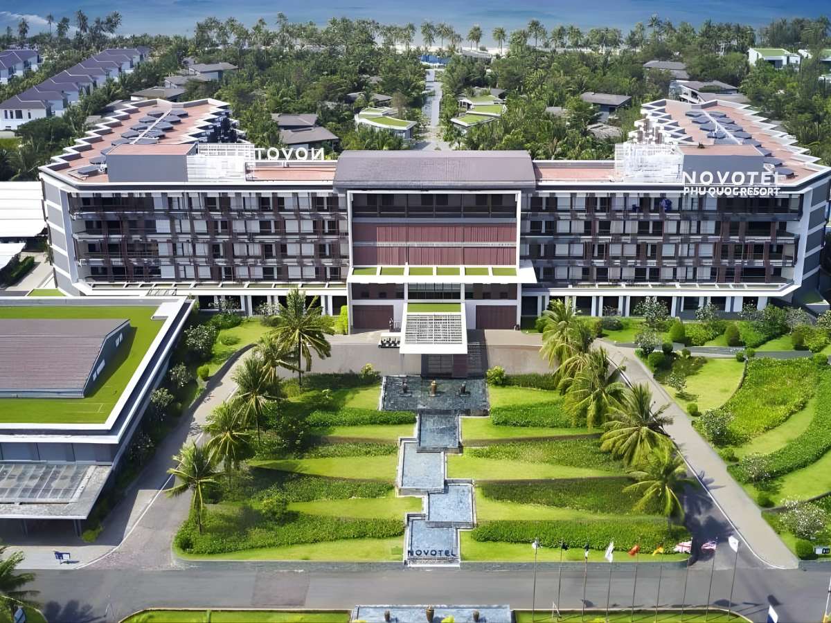 Toàn cảnh Novotel Phu Quoc Resort bên biển, bố cục hài hòa thiên nhiên.