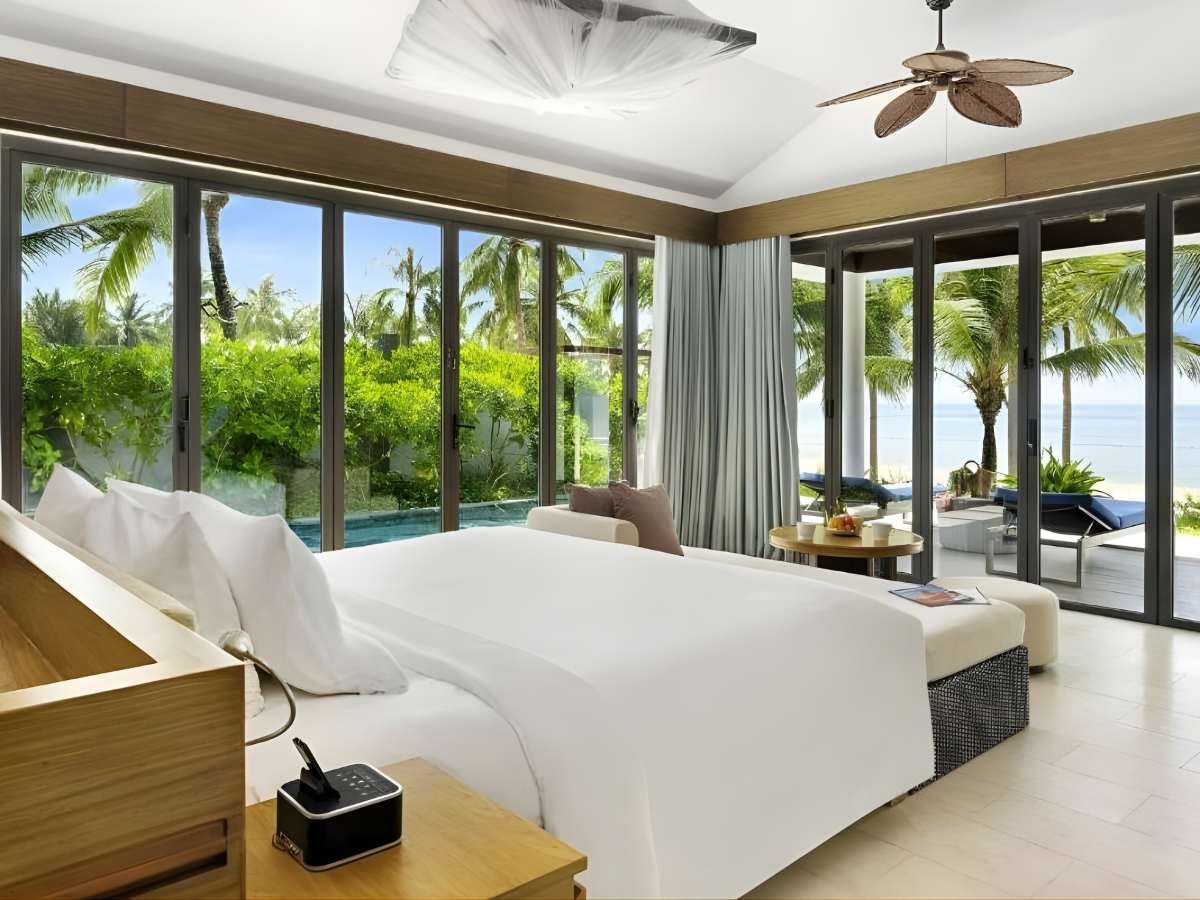 Phòng nghỉ hướng vườn biển tại Novotel Phu Quoc Resort, không gian sáng thoáng.