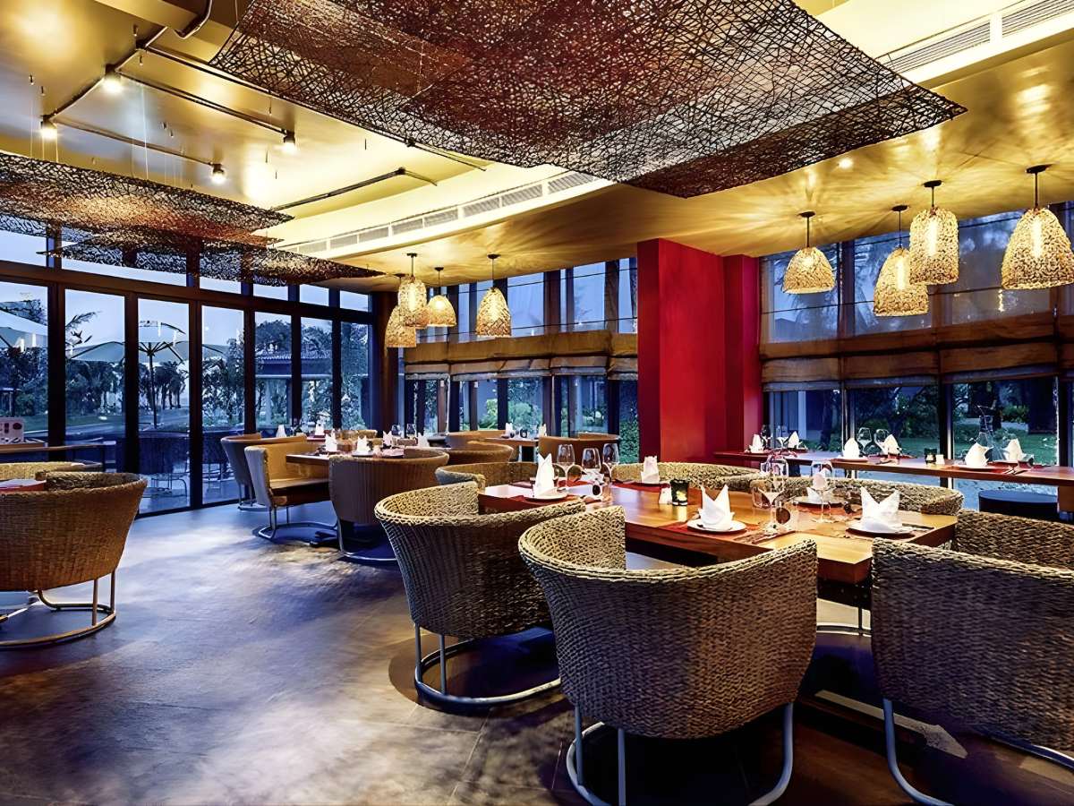 Không gian nhà hàng Novotel Phu Quoc Resort phục vụ ẩm thực đa dạng sáng.
