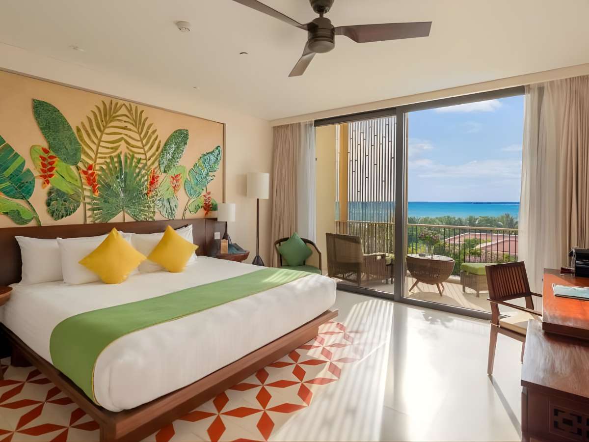 Không gian phòng nghỉ tại Salinda Resort được thiết kế thoáng đãng, hài hòa cảnh quan biển.