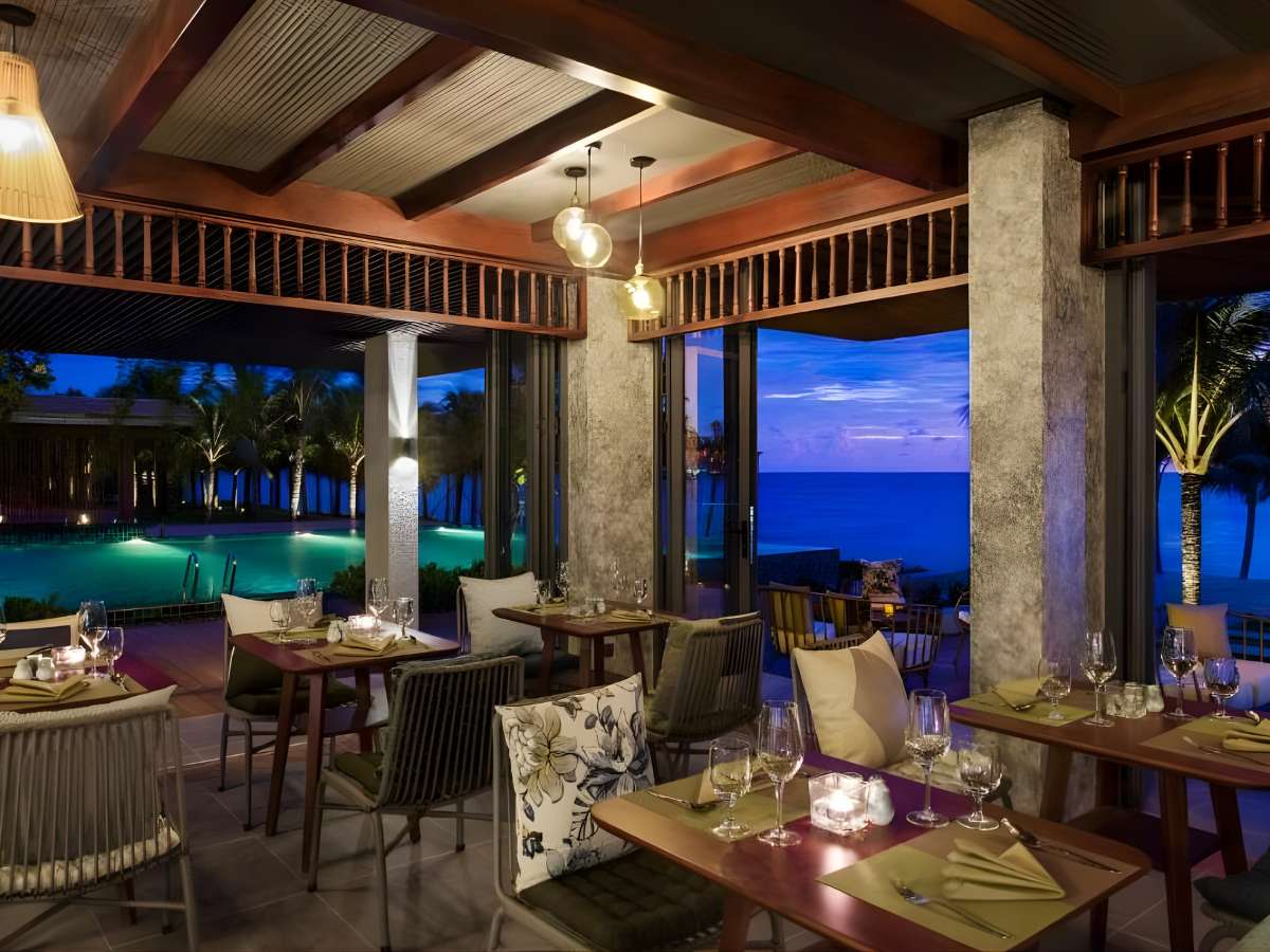Không gian ẩm thực bên biển tại resort phục vụ đa dạng món ăn.