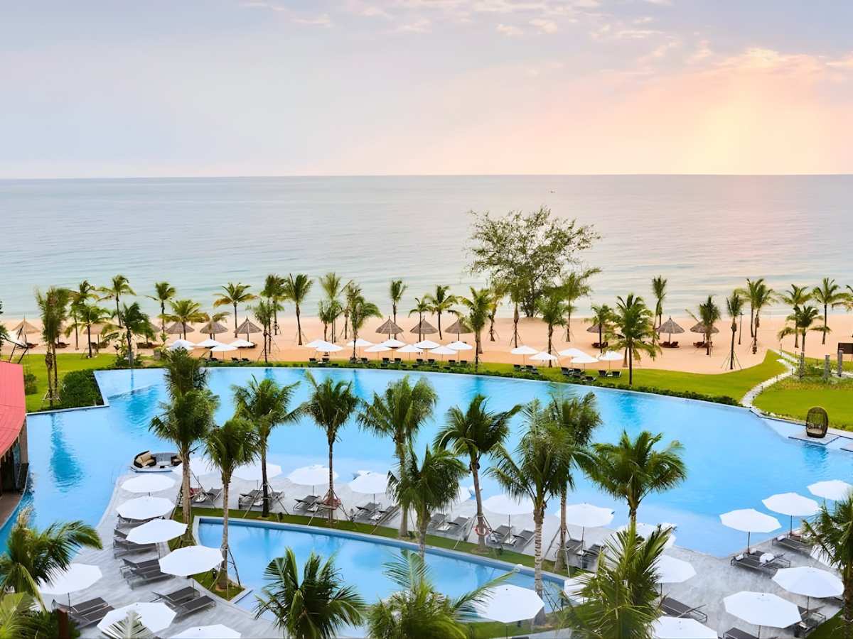 Vị trí của Mövenpick Villas & Residences Phu Quoc gây ấn tượng mạnh vị có bãi cát trải dài và không gian thư giãn.