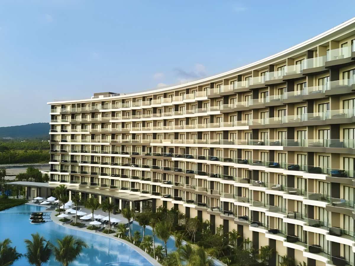 Không gian Mövenpick Villas & Residences Phu Quoc lưu trú ven biển mang phong cách hiện đại.