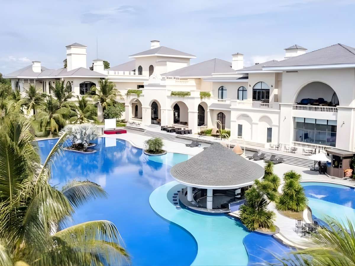 Hệ thống biệt thự đa dạng mang lại không gian riêng tư và tiện nghi.
