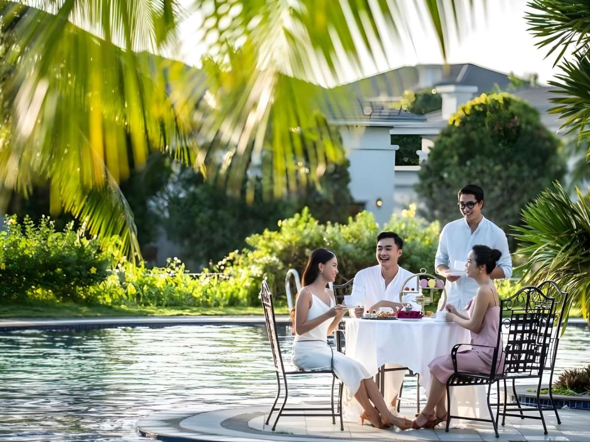 Không gian hồ bơi và thư giãn ngoài trời phù hợp nghỉ dưỡng gia đình.