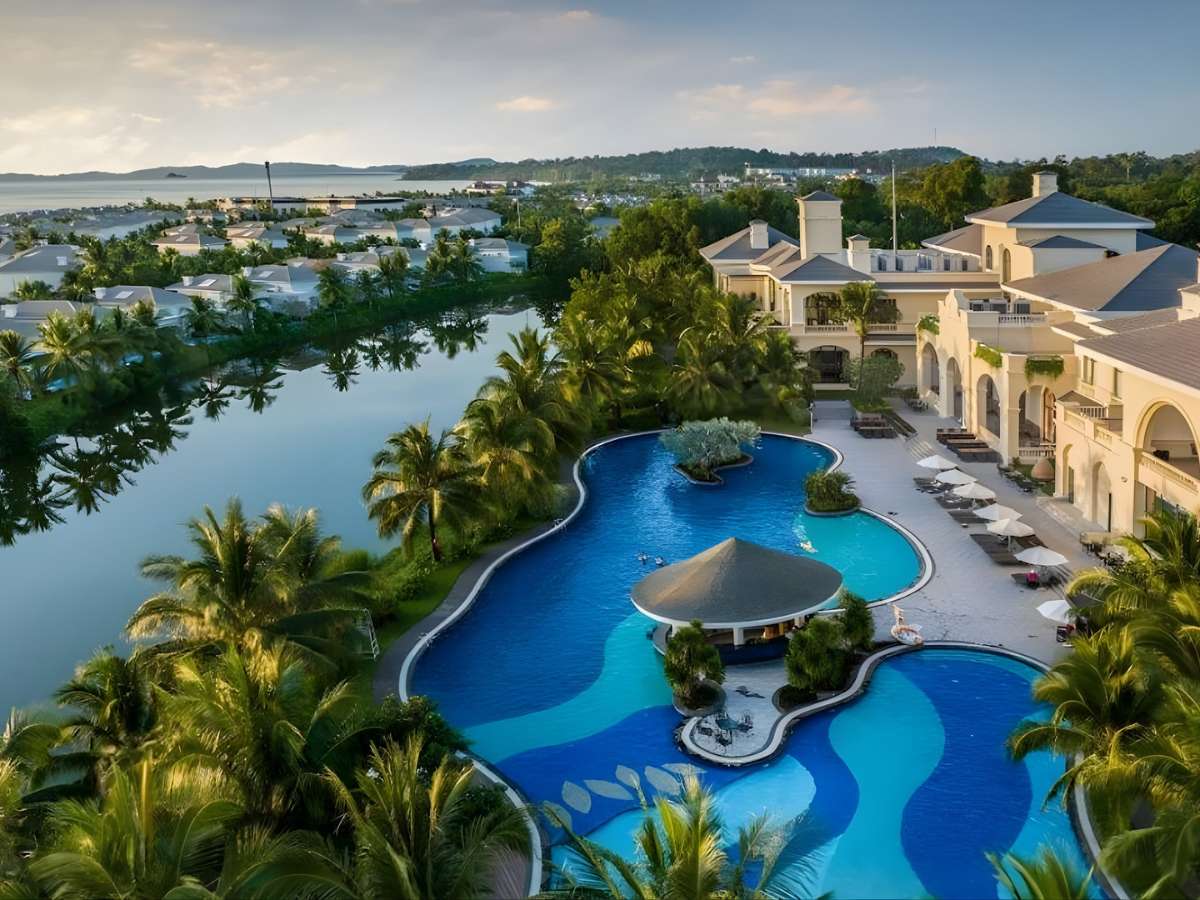 Khu nghỉ dưỡng Vinpearl Wonderworld Phú Quốc nổi bật với cảnh quan biển và kiến trúc Bãi Dài.