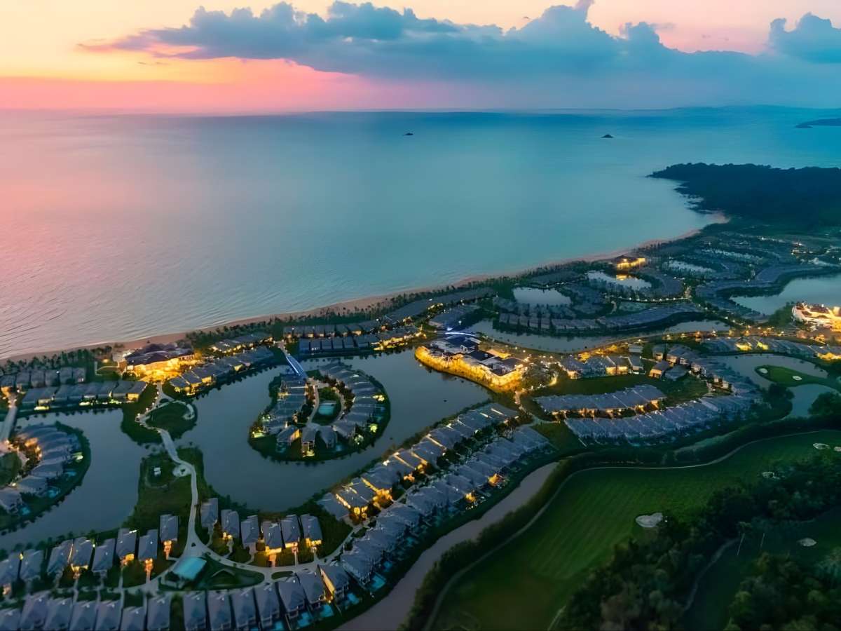 Khu nghỉ dưỡng Vinpearl Discovery Coastalland Phu Quoc ven Bãi Dãi tạo nên tổng thể không gian sinh thái hài hòa và yên tĩnh.