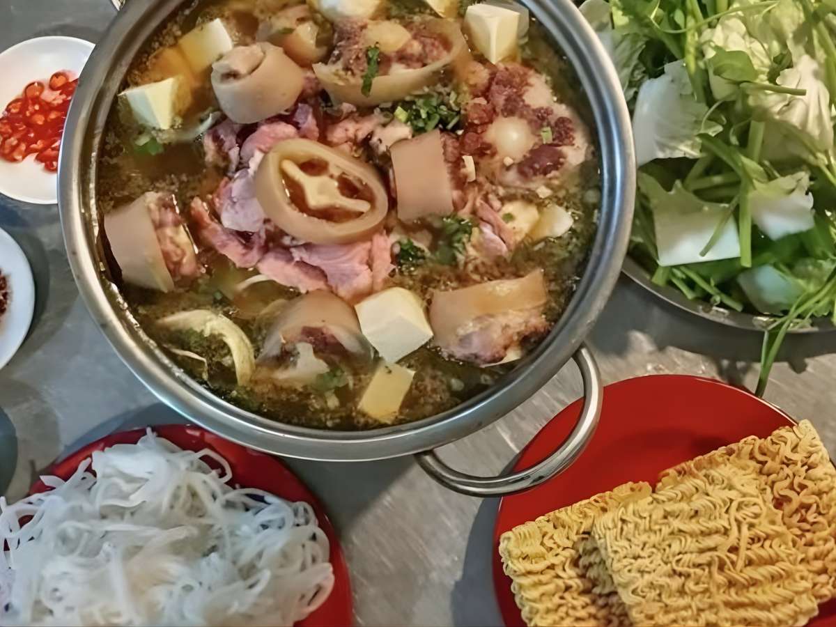 Lẩu bò Bảy Núi thể hiện hương vị đậm đà trưng ẩm thực An Giang.