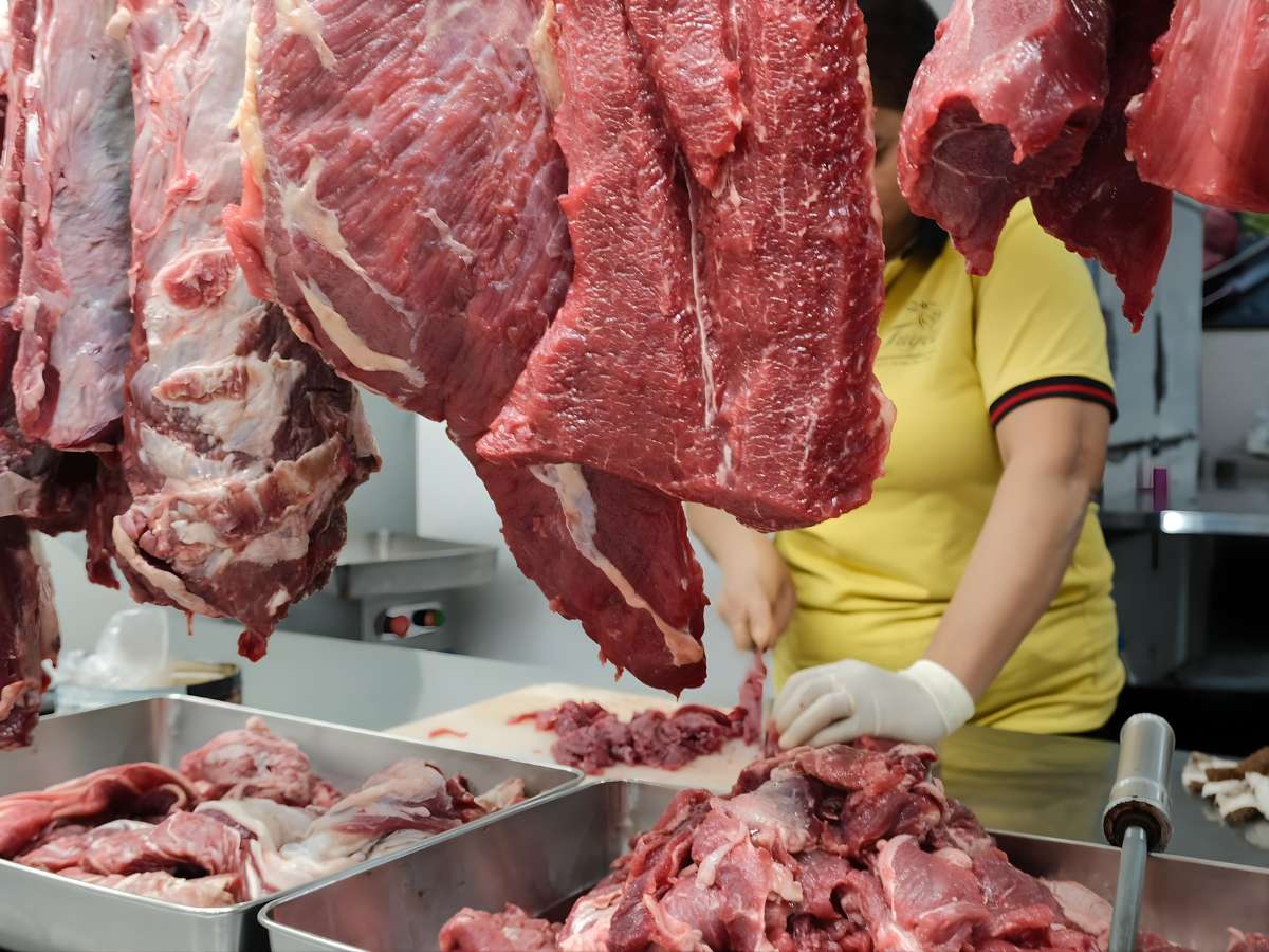Thịt bò tươi treo móc phản ánh quy trình chọn lựa nguyên liệu địa phương.