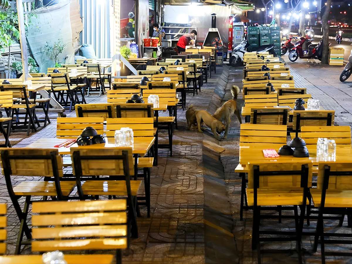 Không gian quán ăn bình dân tạo cảm giác gần gũi ẩm thực địa phương.