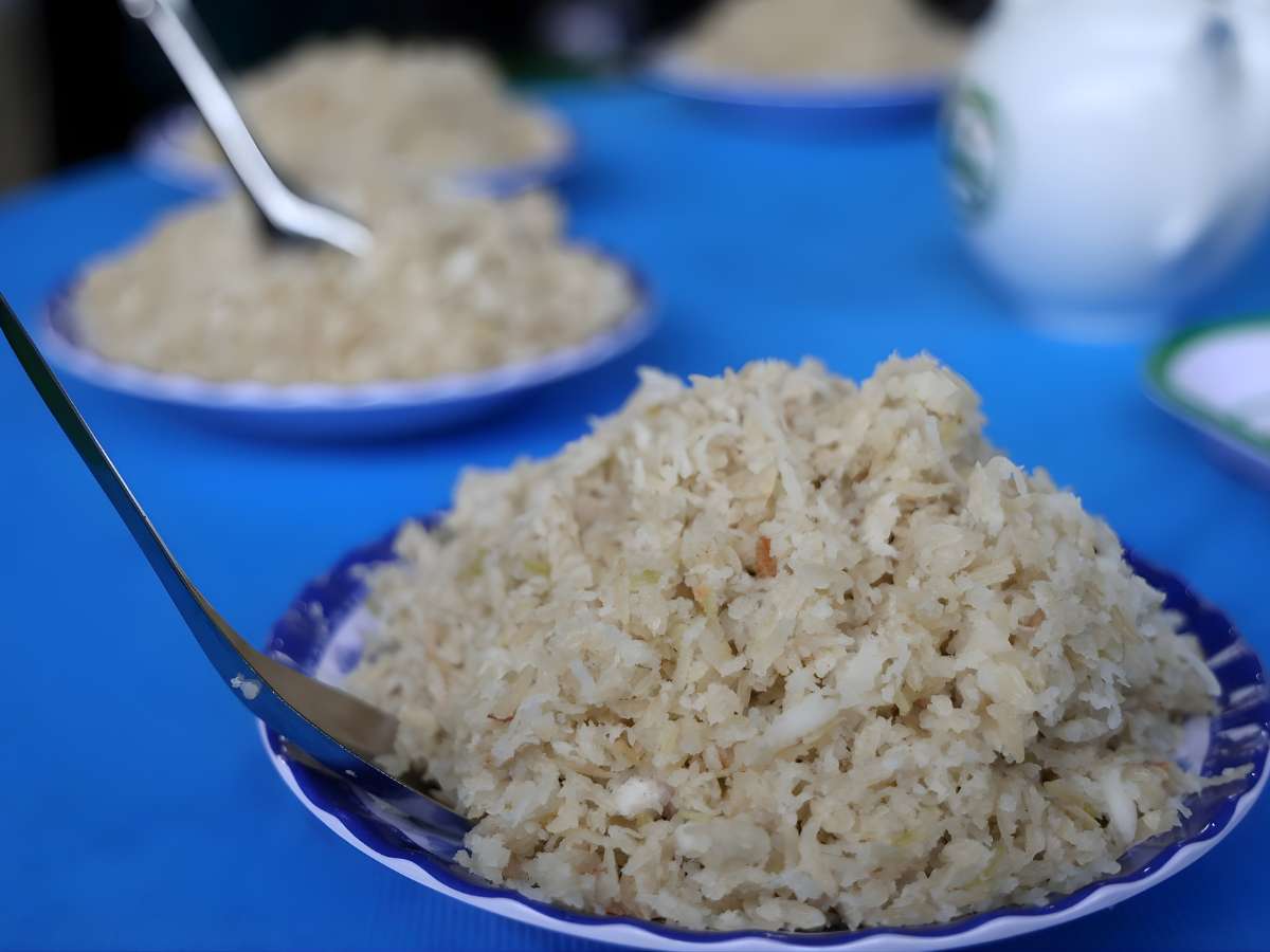 Cốm dẹp thành phẩm mang màu sắc tự nhiên và hương vị ngọt bùi đặc trưng