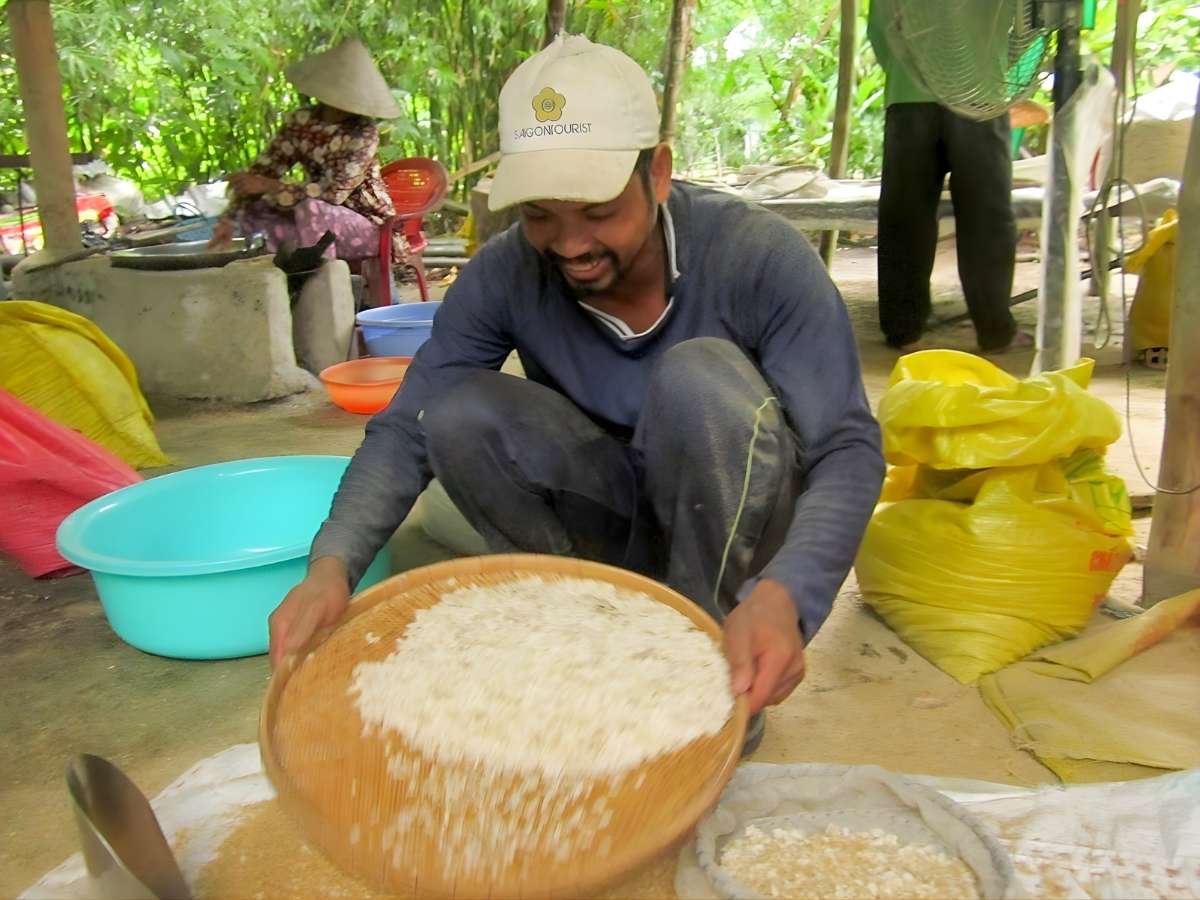 Nguyên liệu nếp non xanh được tuyển chọn kỹ lưỡng cho món cốm dẹp