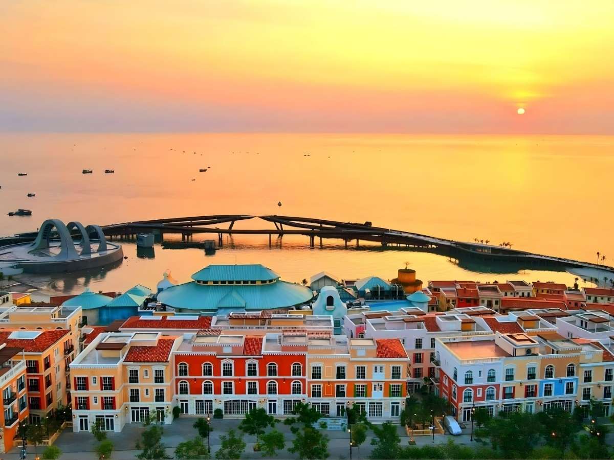 Toàn cảnh Thị trấn Hoàng Hôn ven biển phường An Thới, Phú Quốc.
