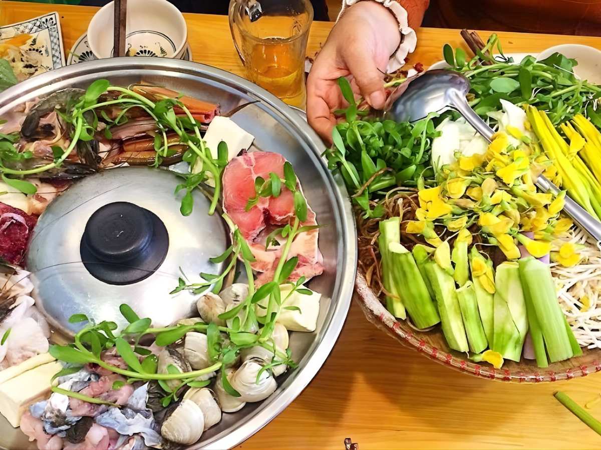 Lẩu mắm Châu Đốc kết hợp phong phú nguyên liệu, đậm đà hương vị miền Tây trong lịch trình 1 ngày.