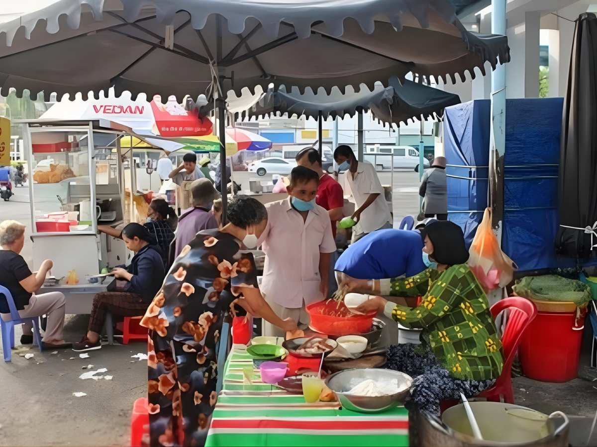 Quán ăn bình dân bún cá Châu Đốc tái hiện nhịp sống ẩm thực địa phương.