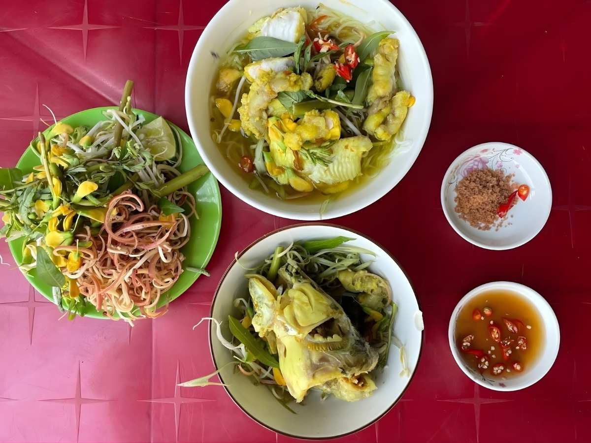 Món bún cá Châu Đốc bày bán phong phú, thể hiện hương vị đặc trưng miền sông nước.