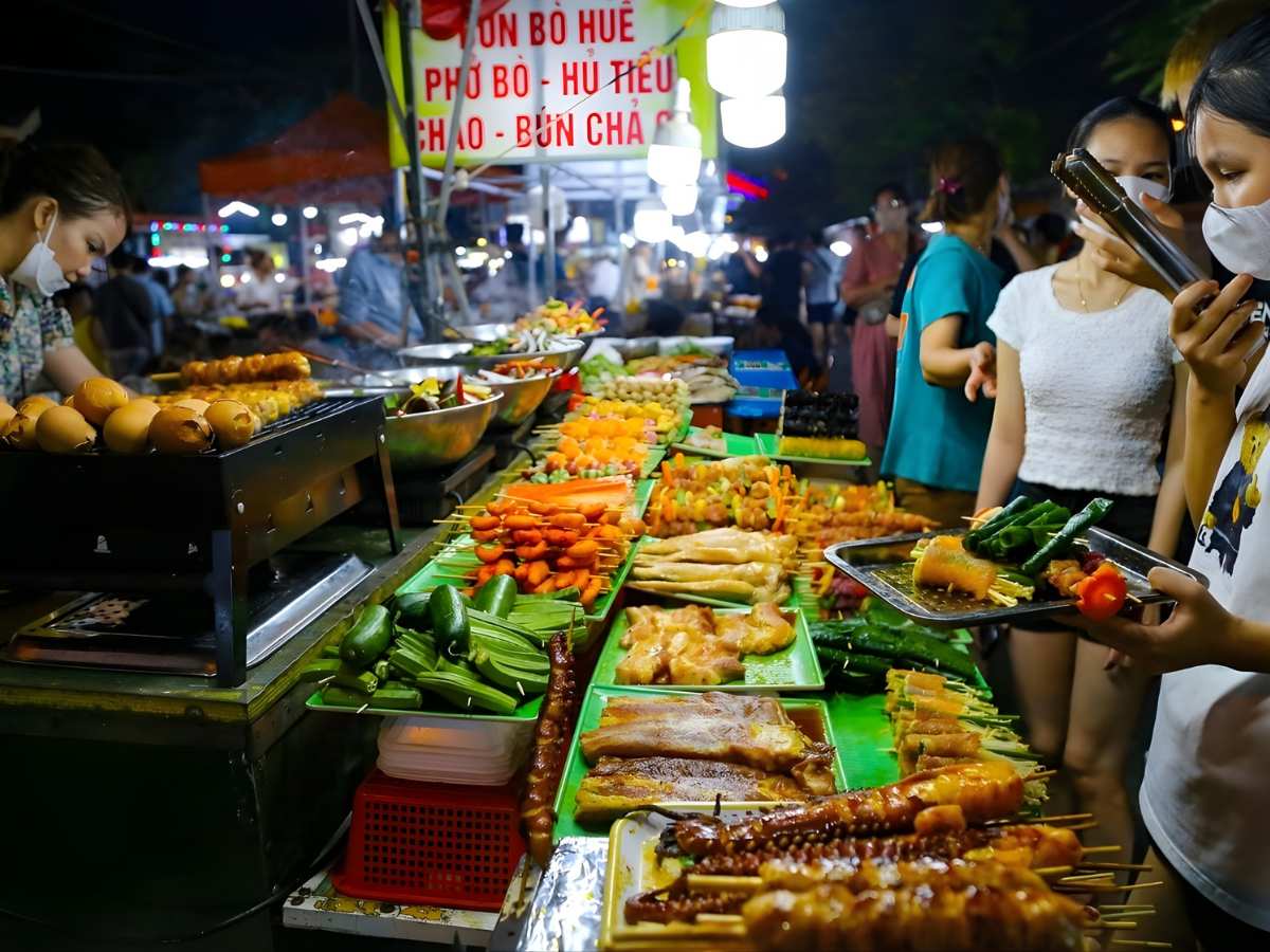 Chợ đêm Châu Đốc nhộn nhịp, kết hợp ẩm thực và không gian du lịch tâm linh tại An Giang.