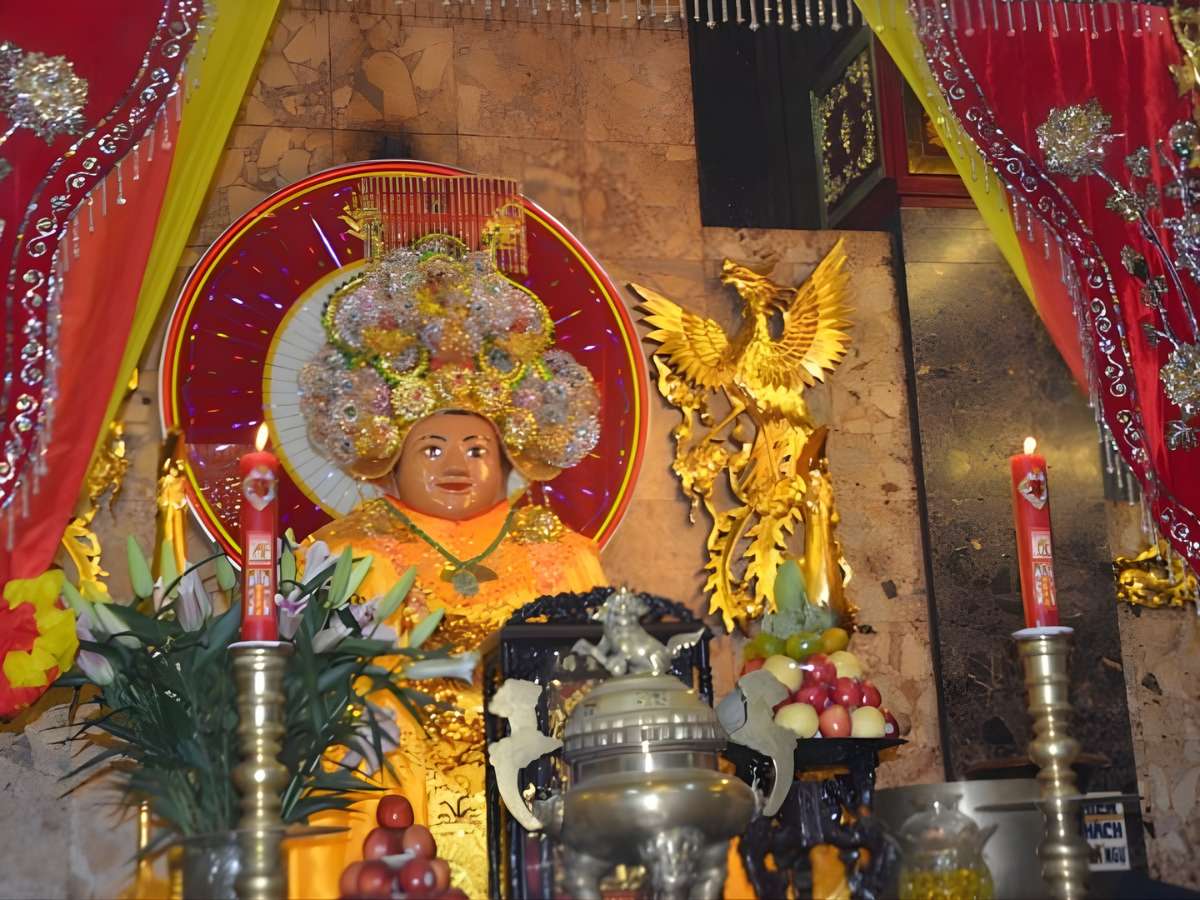 Không gian thờ Bà Chúa Xứ trang nghiêm, phản ánh tín ngưỡng truyền thuyết dân gian lâu đời.