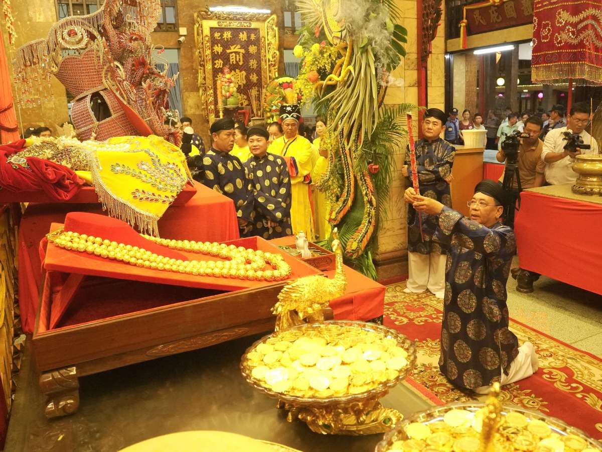 Nghi lễ tắm Bà diễn ra long trọng, thu hút đông đảo người dân và du khách.