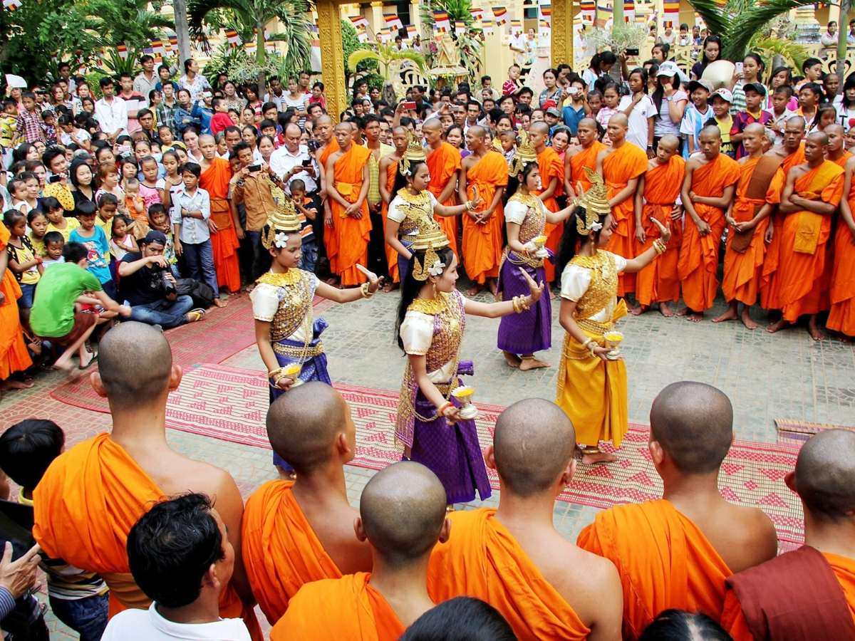 Ý nghĩa lễ hội Chol Chnam Thmay tái hiện nghi lễ đón năm mới của người Khmer Nam Bộ.