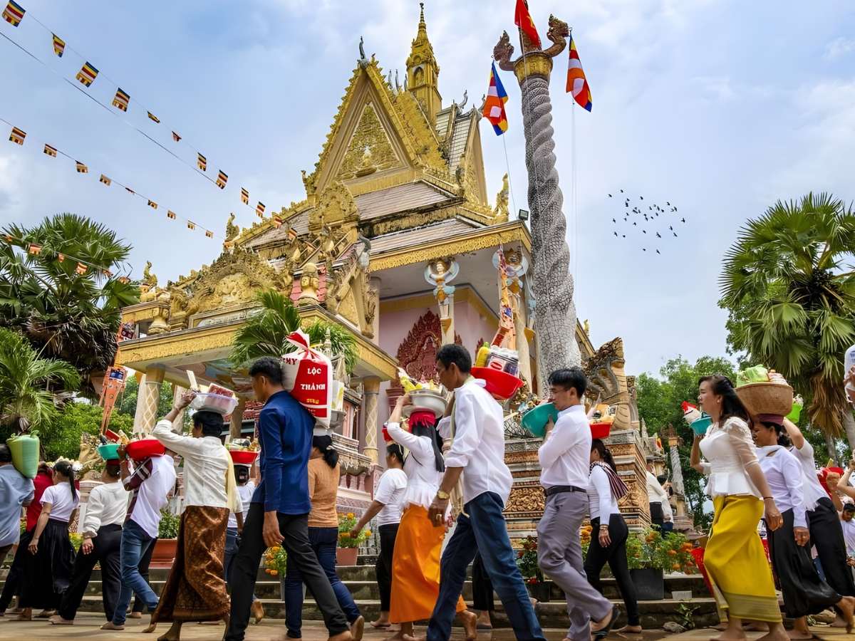 Hoạt động rước lễ tại chùa thể hiện niềm tin tâm linh trong dịp năm mới.