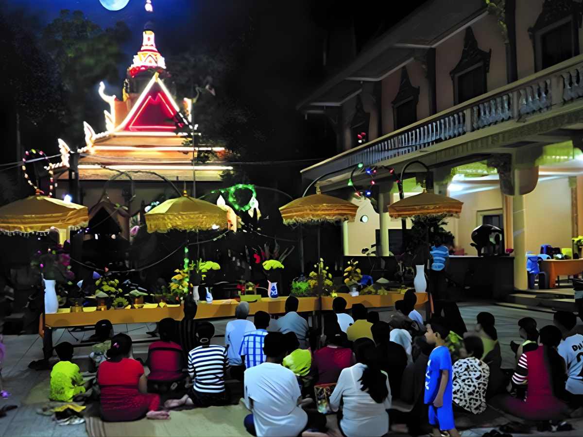 Lễ hội Ok Om Bok diễn ra trang nghiêm trong không gian chùa Khmer Nam Bộ.