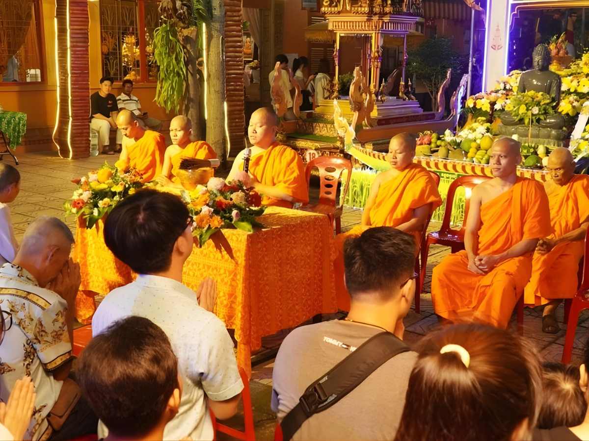 Nghi lễ cúng trăng được tổ chức long trọng, mang ý nghĩa tâm linh sâu sắc.