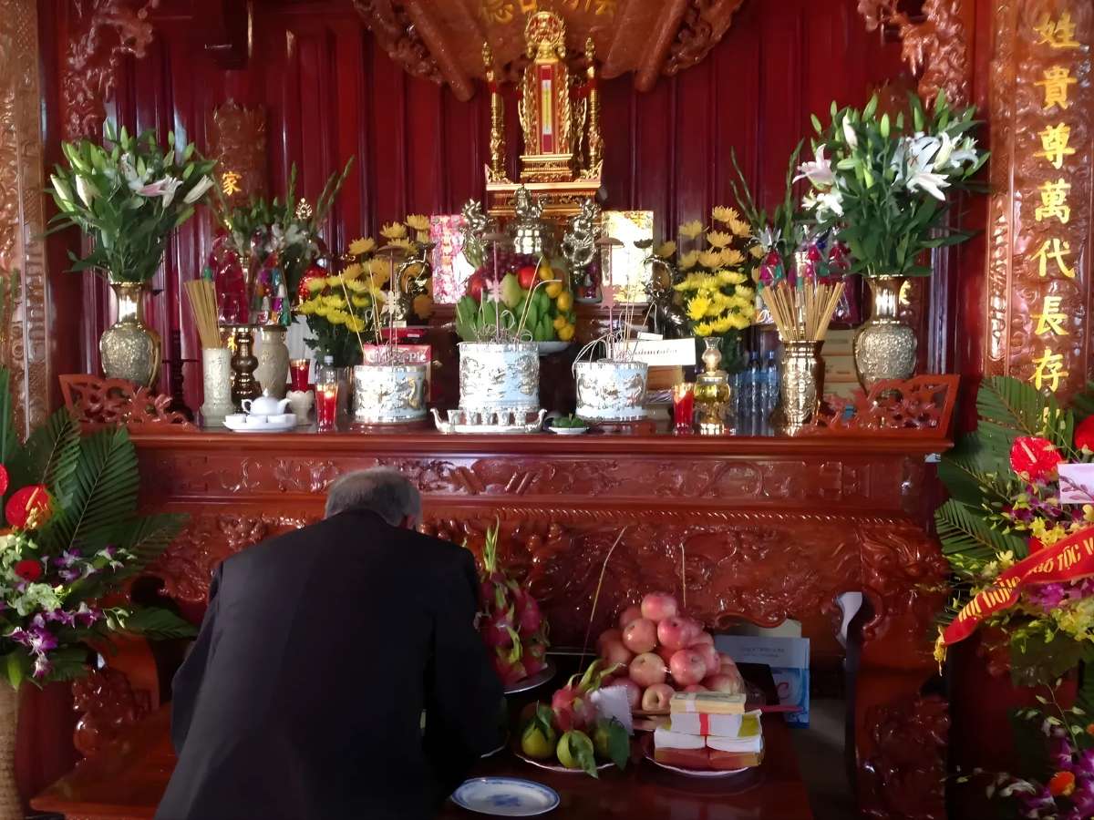 Nghi thức cúng ông bà tại gia đình thể hiện lòng hiếu kính của con cháu. 