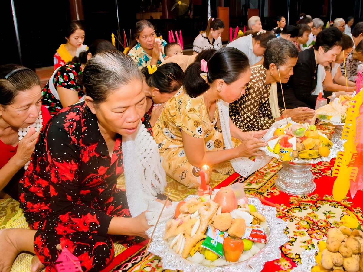 Không gian lễ hội Sen Dolta diễn ra trang nghiêm trong không gian sinh hoạt cộng đồng Khmer.