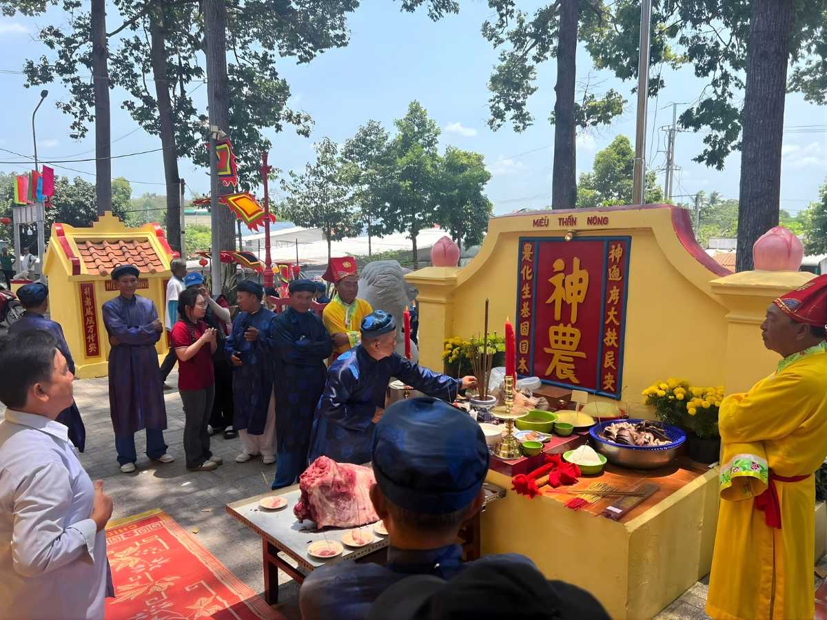 Nghi lễ dâng hương tưởng niệm Thoại Ngọc Hầu diễn ra trang nghiêm, thành kính.