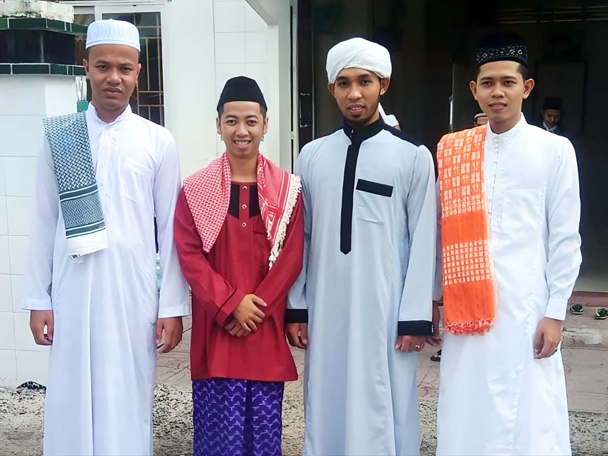 Trang phục và sinh hoạt tôn giáo thường ngày thể hiện bản sắc văn hóa Chăm Islam.