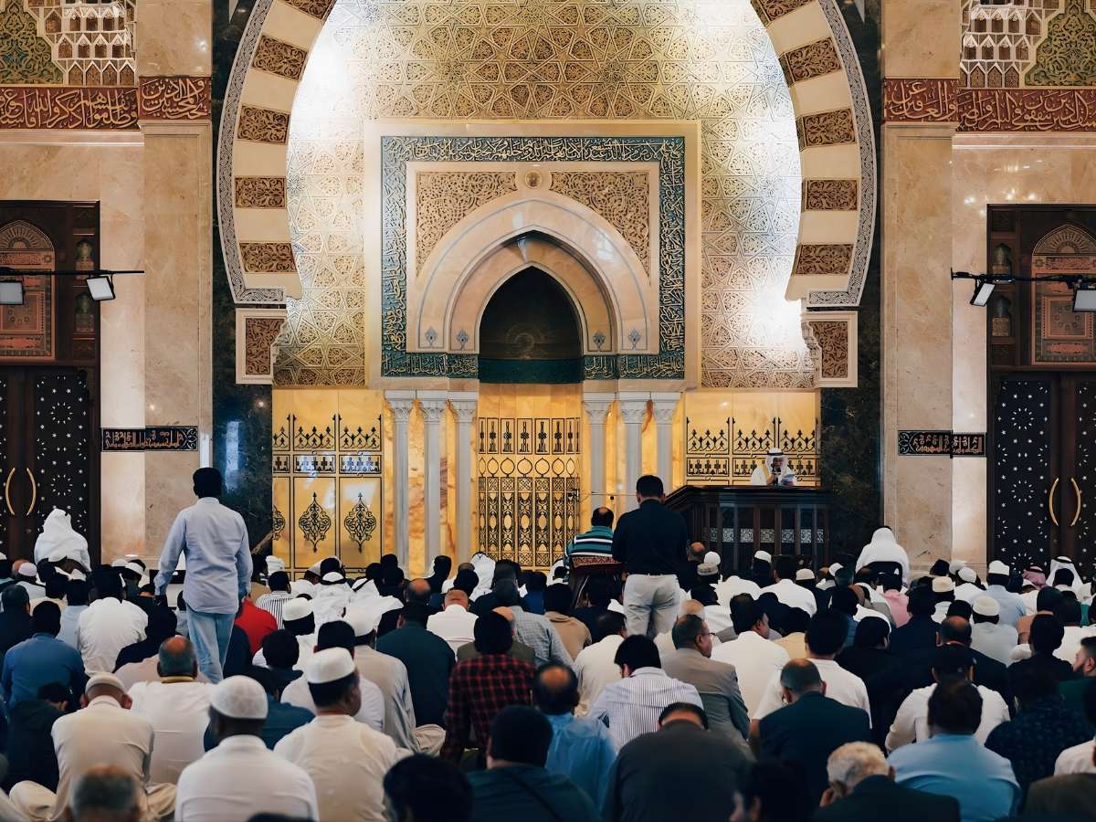 Cộng đồng Chăm Islam thực hành lễ quan trọng Ramadan trong không gian thánh đường.