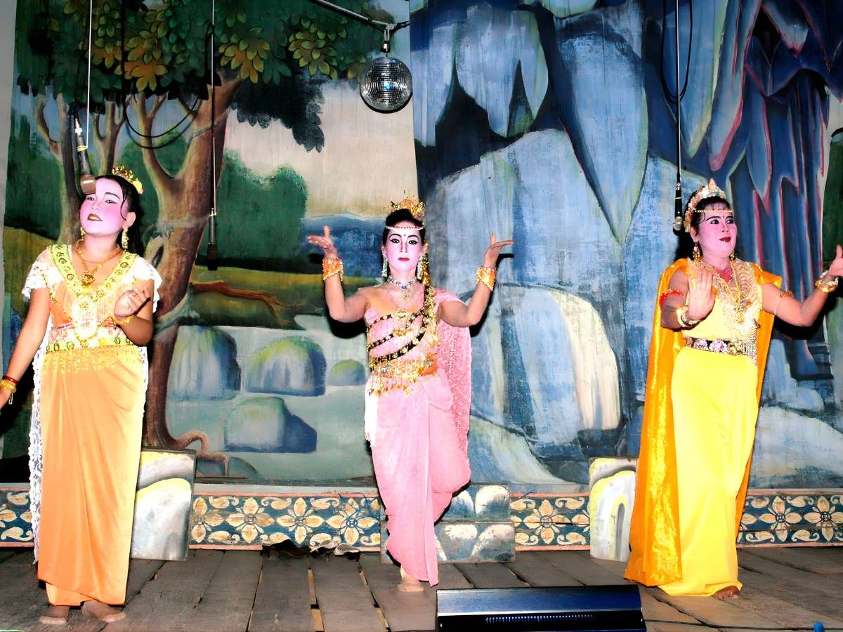 Nghệ thuật Dì Kê Nam Bộ được trình diễn trong không gian văn hóa dân gian đặc trưng.