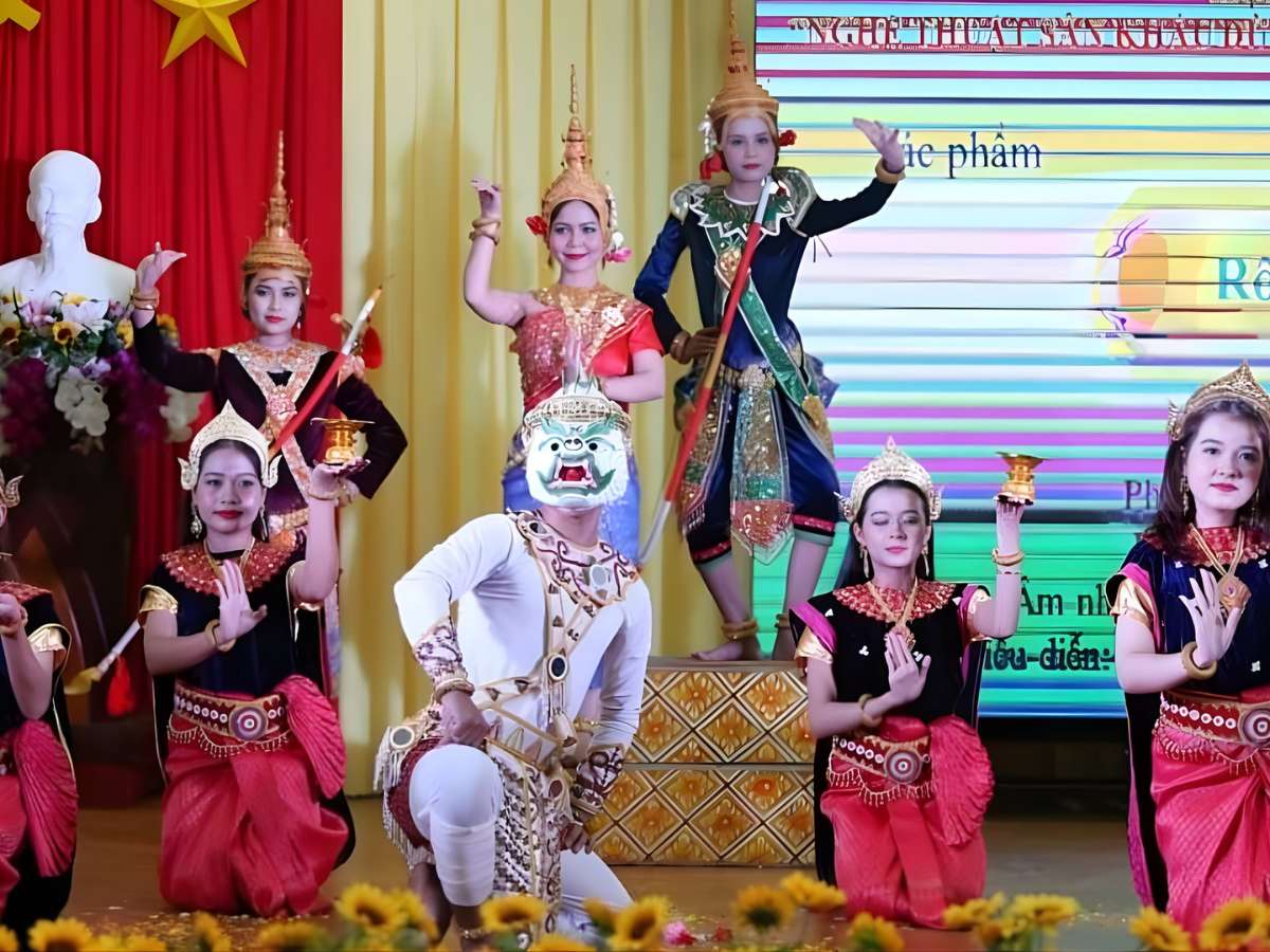 Ngôn ngữ đối thoại và động tác biểu cảm tạo sức hấp dẫn cho sân khấu Dì Kê.