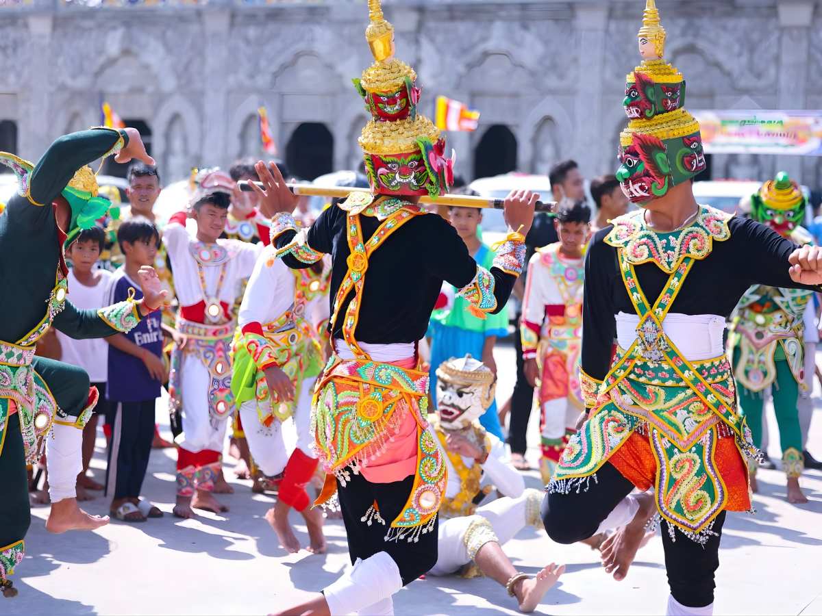 Động tác múa và ngôn ngữ hình thể Rô Băm truyền tải nội dung sân khấu.
