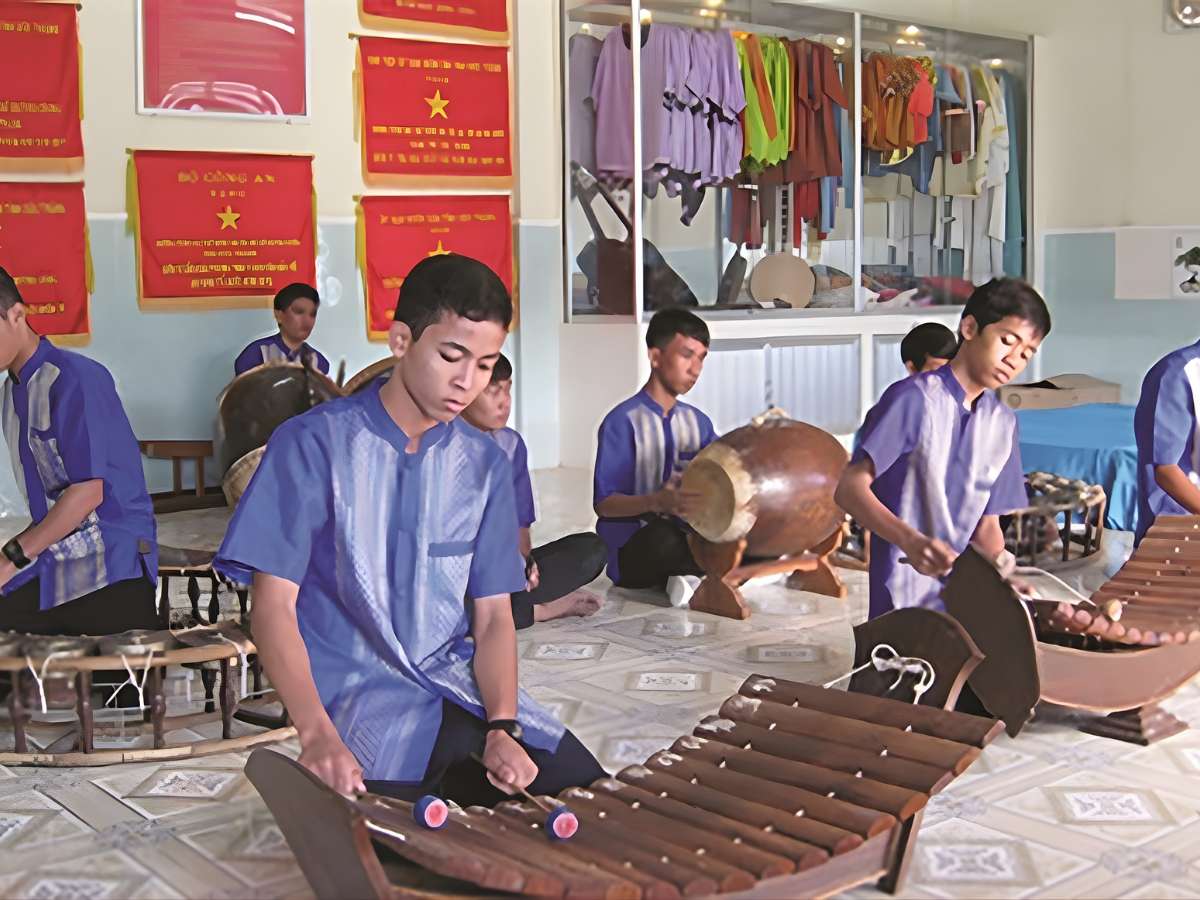 Nghệ nhân Khmer biểu diễn nhạc ngũ âm truyền thống trong không gian sinh hoạt cộng đồng.