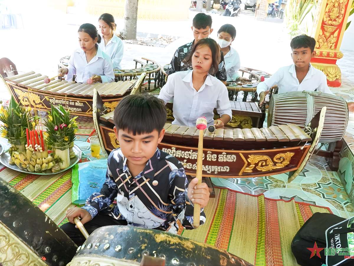 Nhạc ngũ âm vang lên trong lễ hội, gắn kết đời sống tinh thần Khmer.
