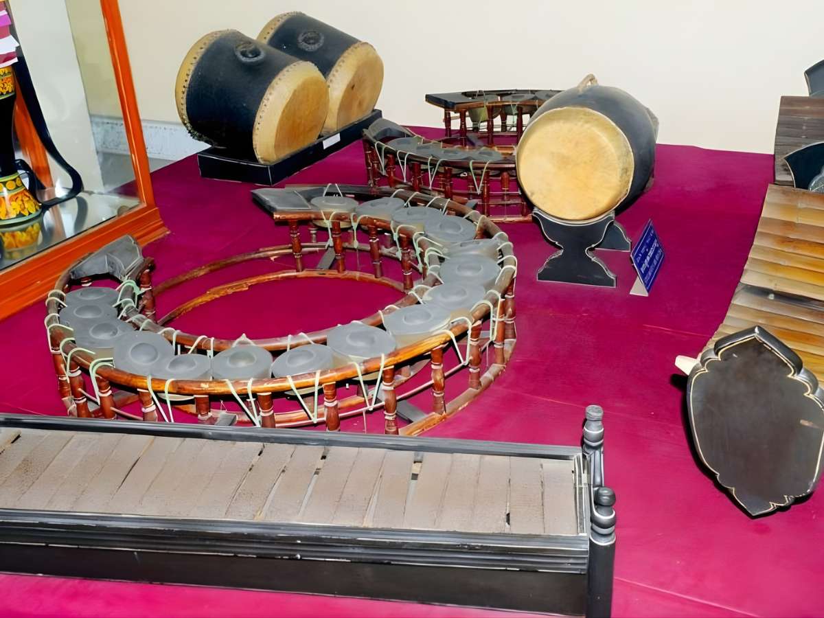 Bộ nhạc cụ gõ truyền thống tạo nền âm thanh đặc trưng nhạc ngũ âm.